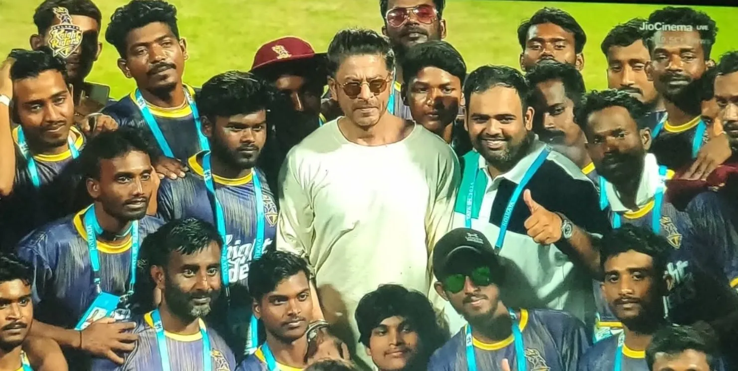 SRK posed with Eden Gardens ground staff after KKR's win (Twitter)