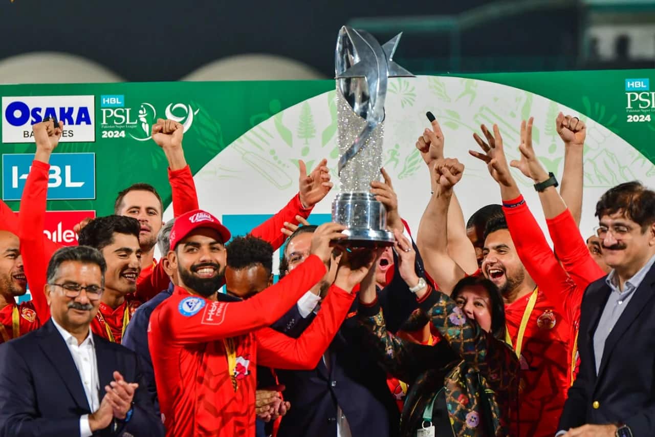 Islamabad United players lifting the PSL 2024 trophy (PCB)