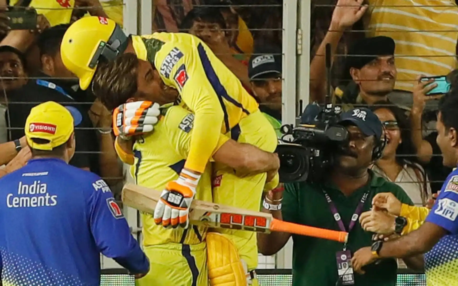 MS Dhoni lifted Jadeja after IPL 2023 title win | Source: X.com