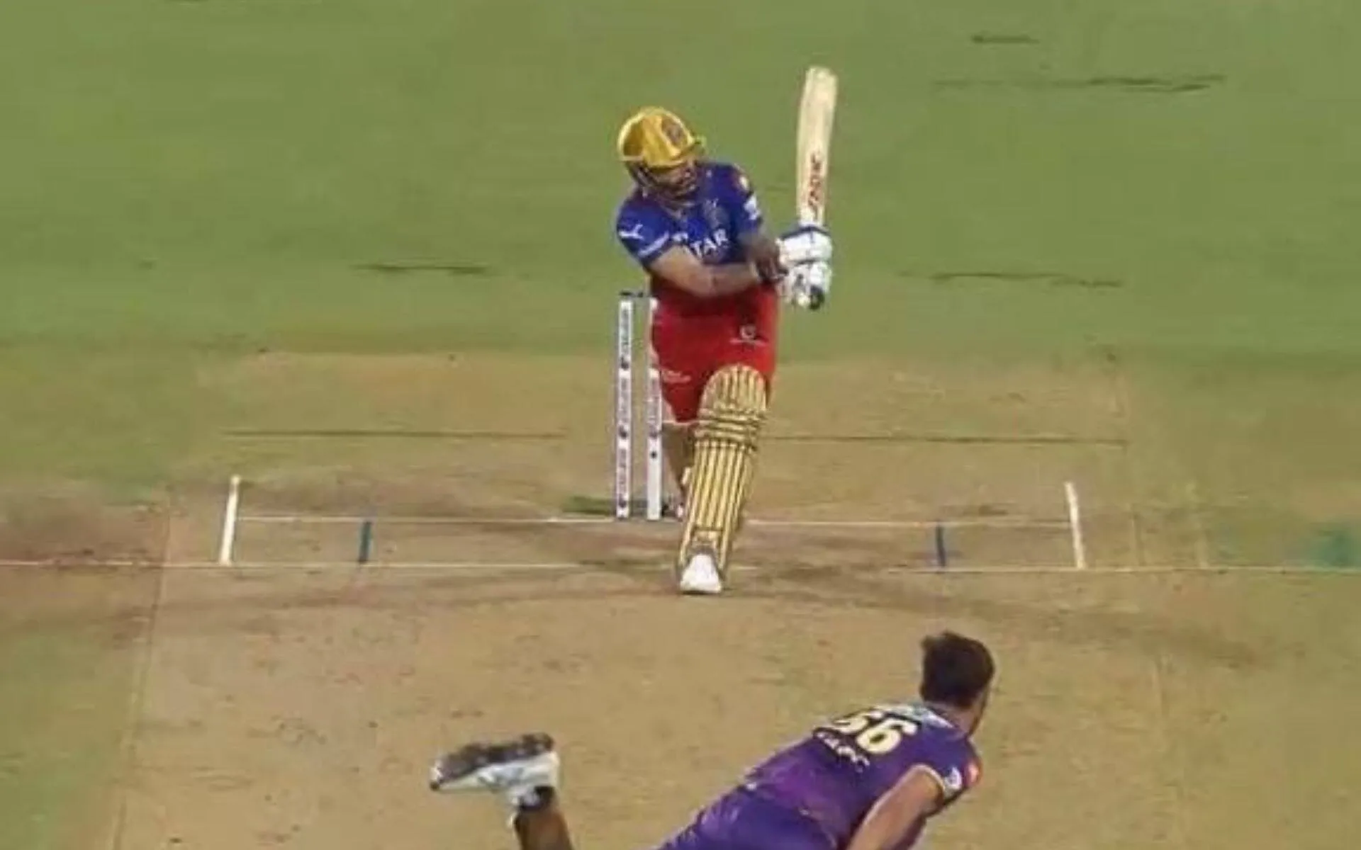 Virat Kohli's 125 Decibel Six Shakes Bengaluru Stadium [x.com]