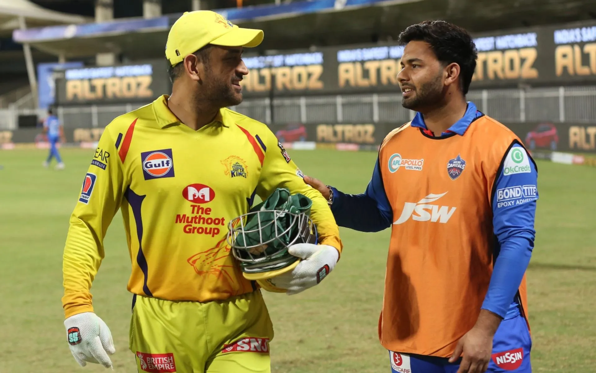MS Dhoni and Rishabh Pant (x.com)