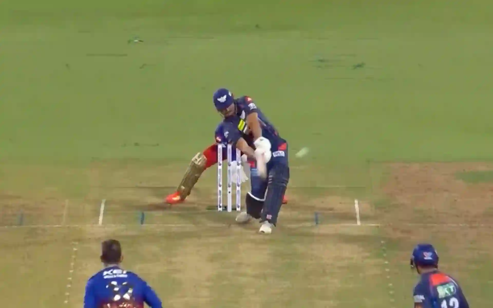 Glenn Maxwell bowling at Marcus Stoinis (X.com)