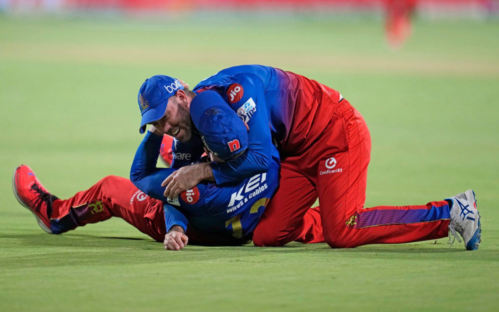 Maxwell hugging Faf du Plessis after superman catch (AP)