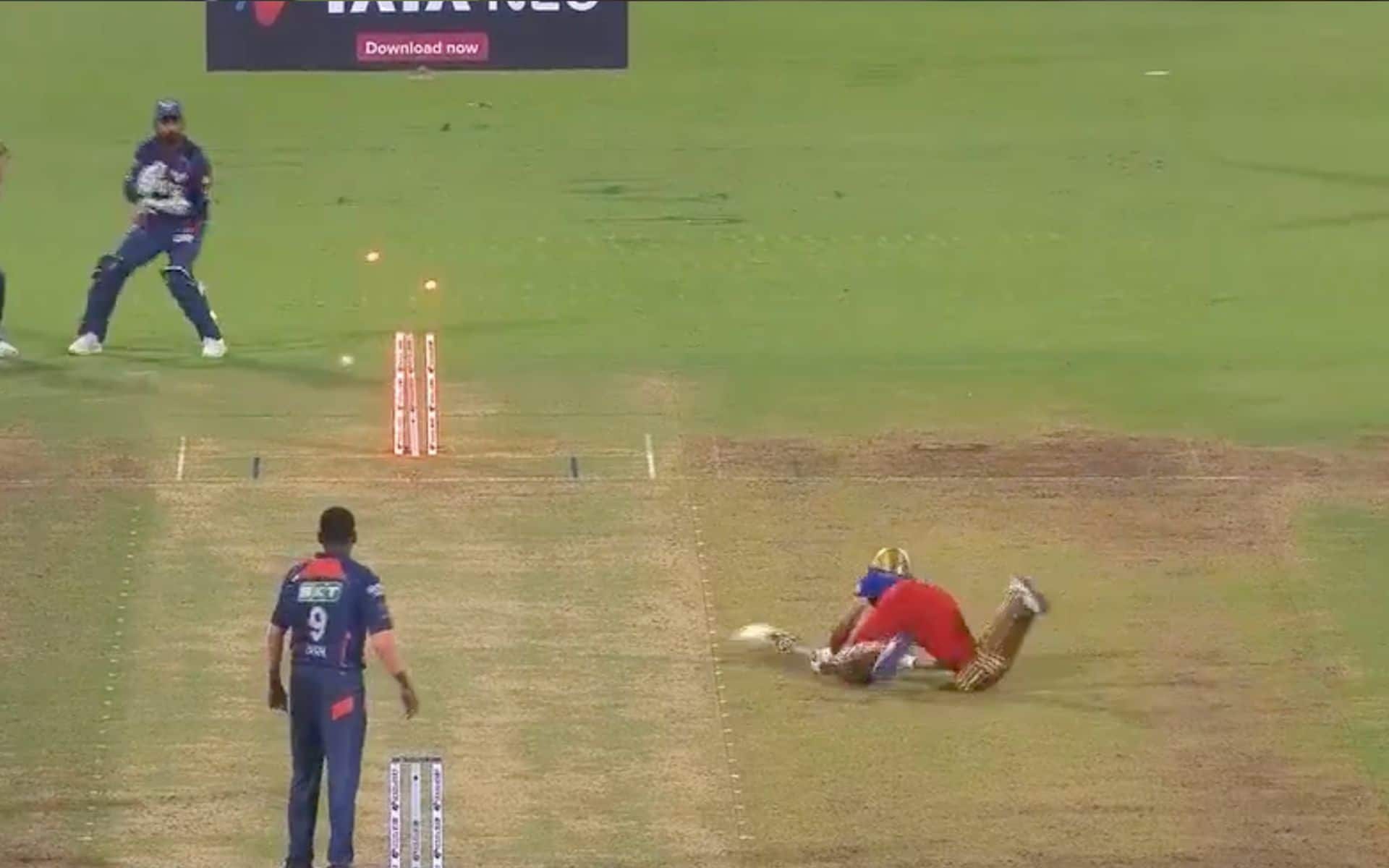 Mayank Dagar fell as he ran towards the wicket (Twitter)
