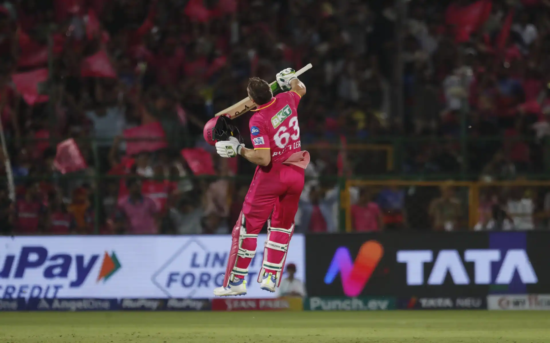 Jos Buttler does it in style (Source: AP Photo)