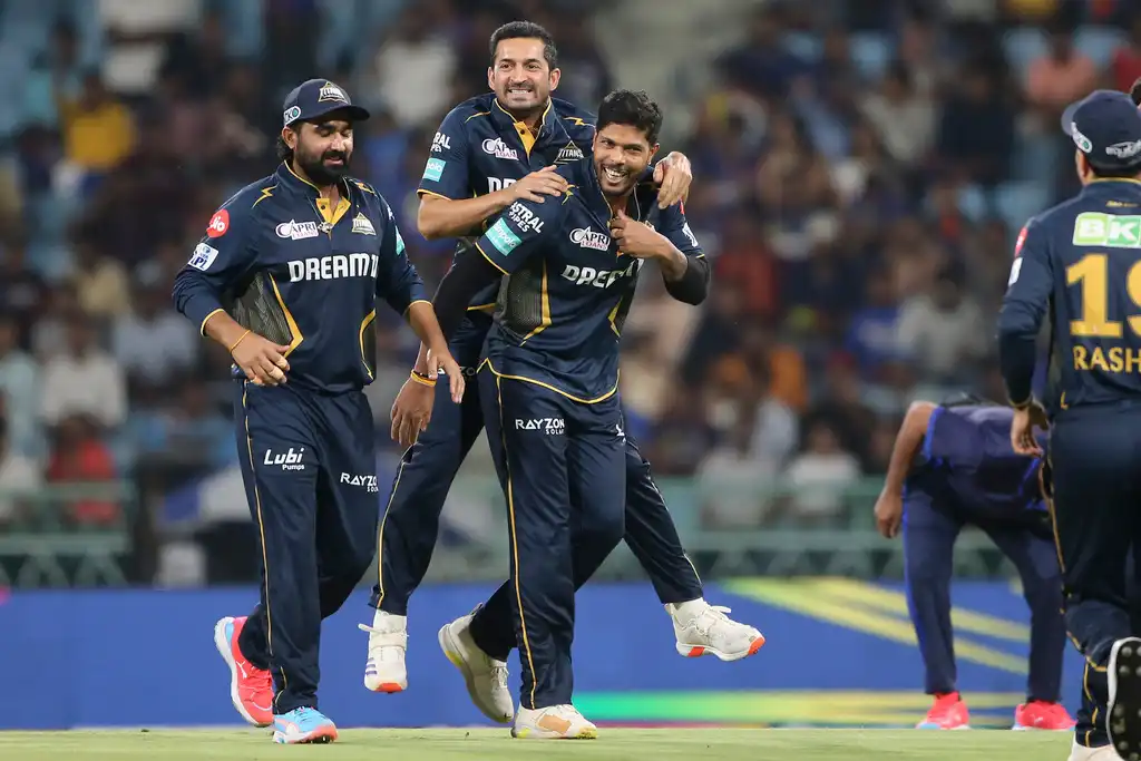 Mohit Sharma celebrating with Umesh Yadav after he sent Padikkal away (AP News)
