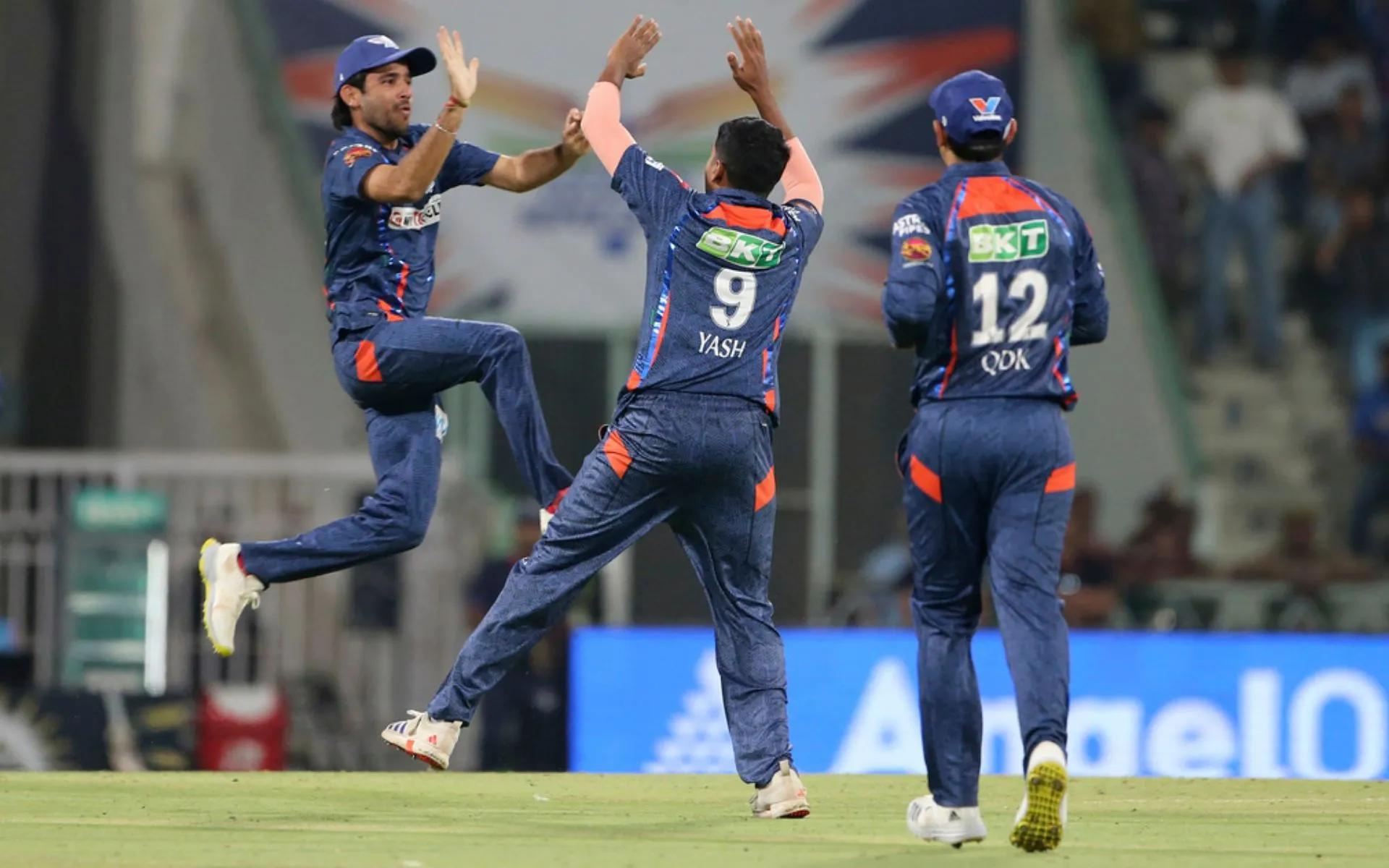 Yash Thakur with LSG teammates (X.com)