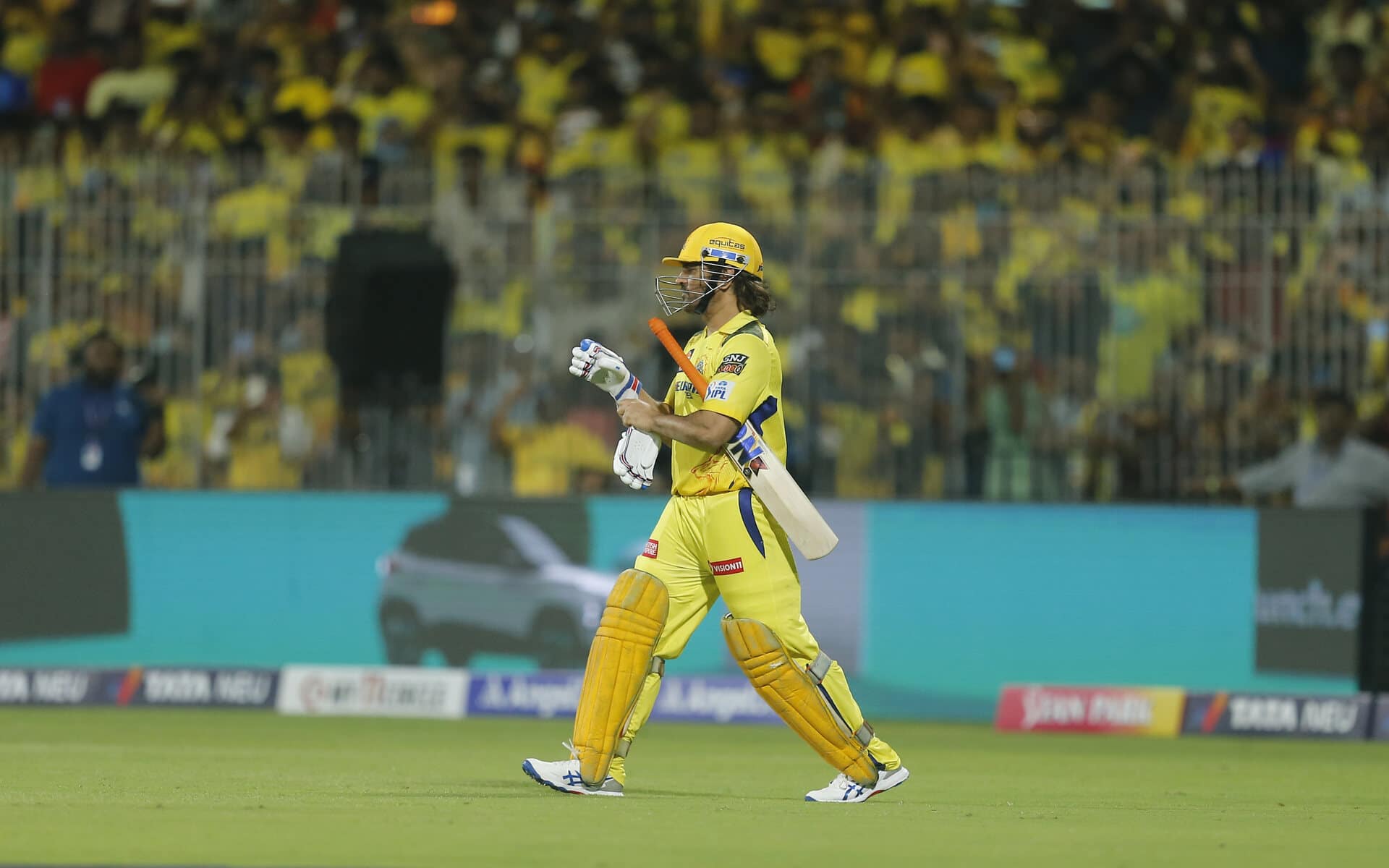 MS Dhoni walks out to the middle (Source: AP Photo)