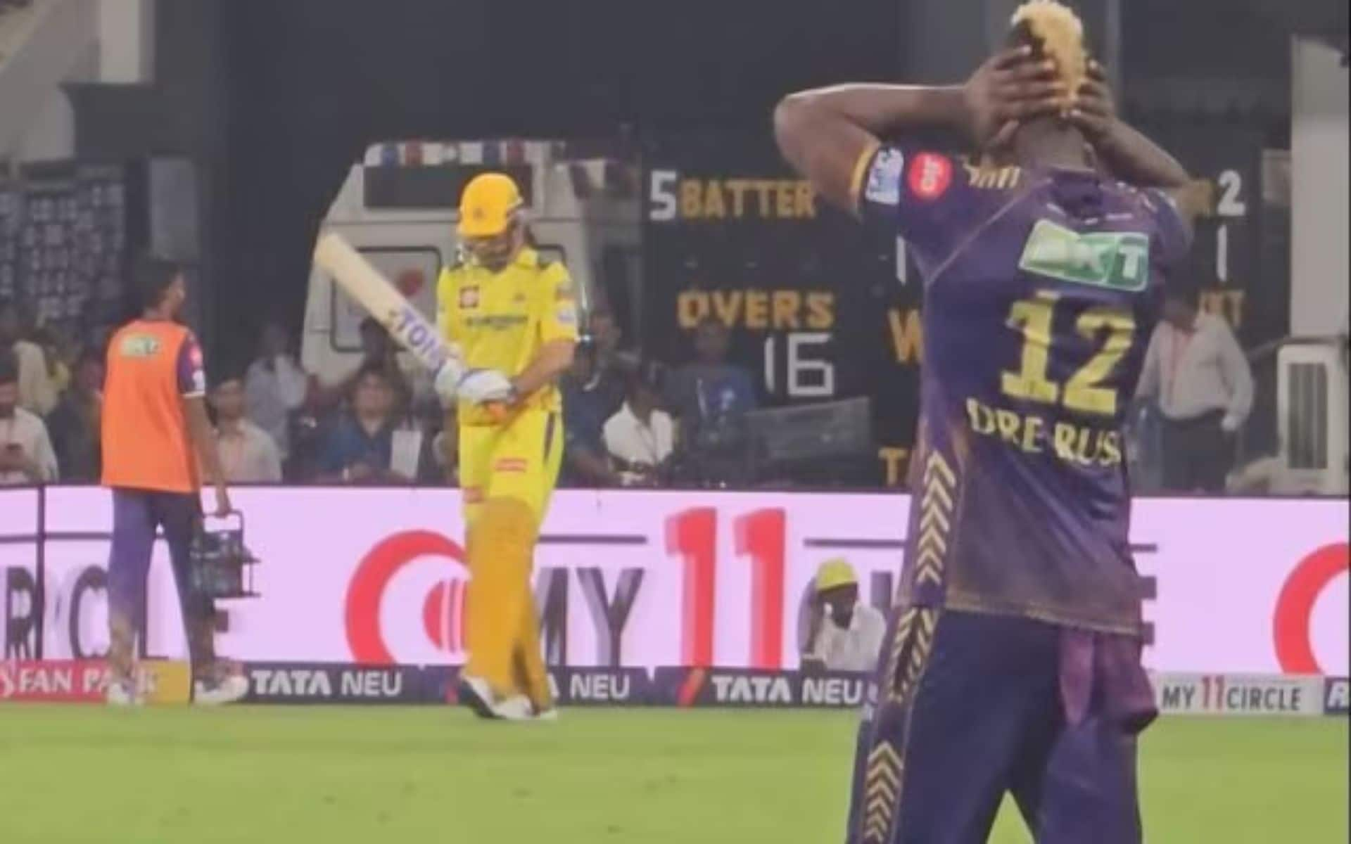 Andre Russell covering his ears upon MS Dhoni's grand arrival. (Screengrab)