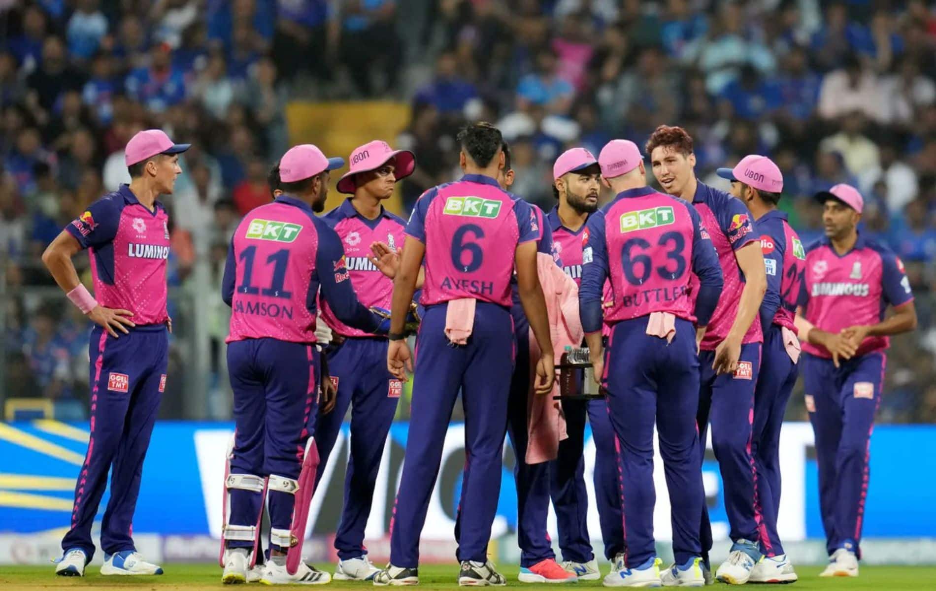 Rajasthan Royals players having a grouping during a game (X.com)