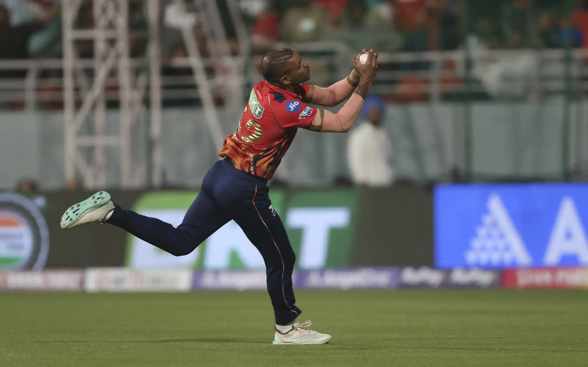 Shikhar Dhawan held onto Travis Head's catch (Source: AP Photo)