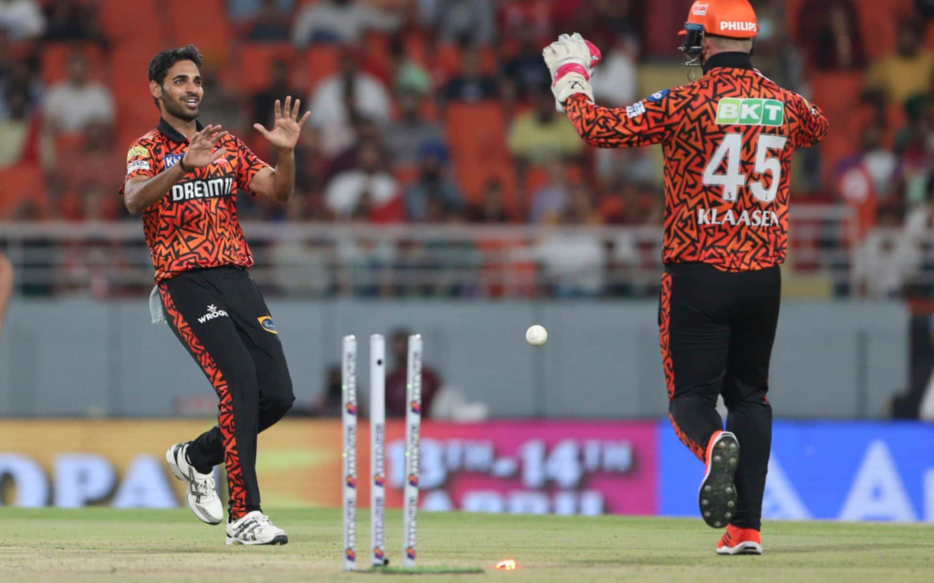 Bhuvneshwar Kumar celebrating Dhawan's wicket in IPL 2024 (AP)