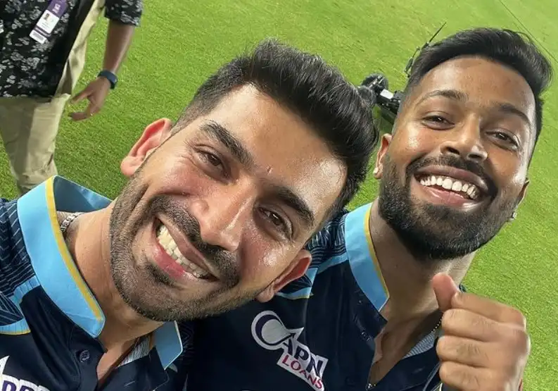 Vaibhav Pandya with Hardik Pandya back during IPL 2022 (x.com)