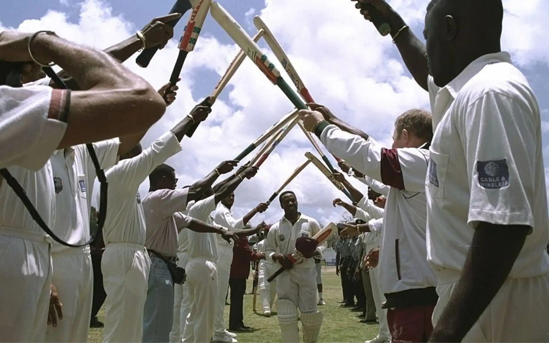 Brian Lara receiving Guard of Honour after 400* (X.com) 