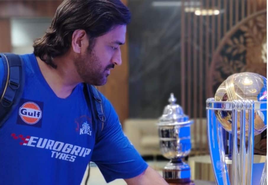MS Dhoni with World Cup Trophy [x.com]