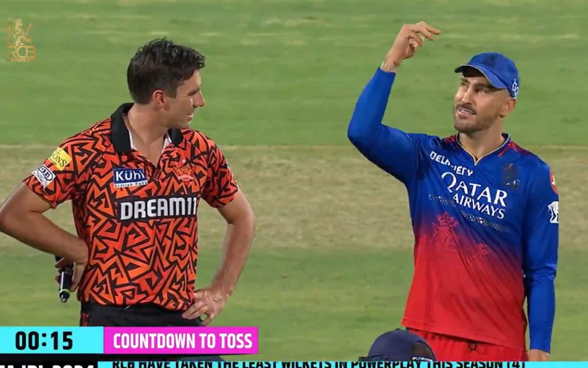 Faf du Plessis showing how toss was done in MI RCB game (X)