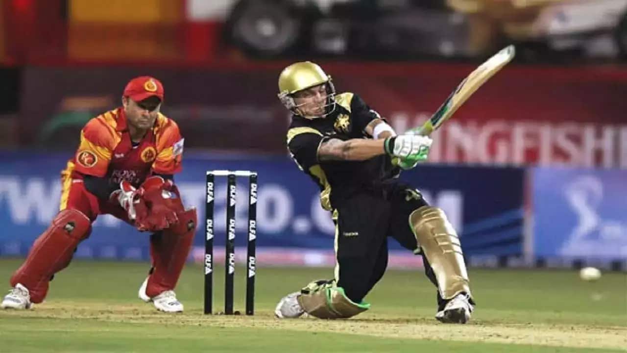 McCullum smashed RCB bowlers to parts of the ground. (X)