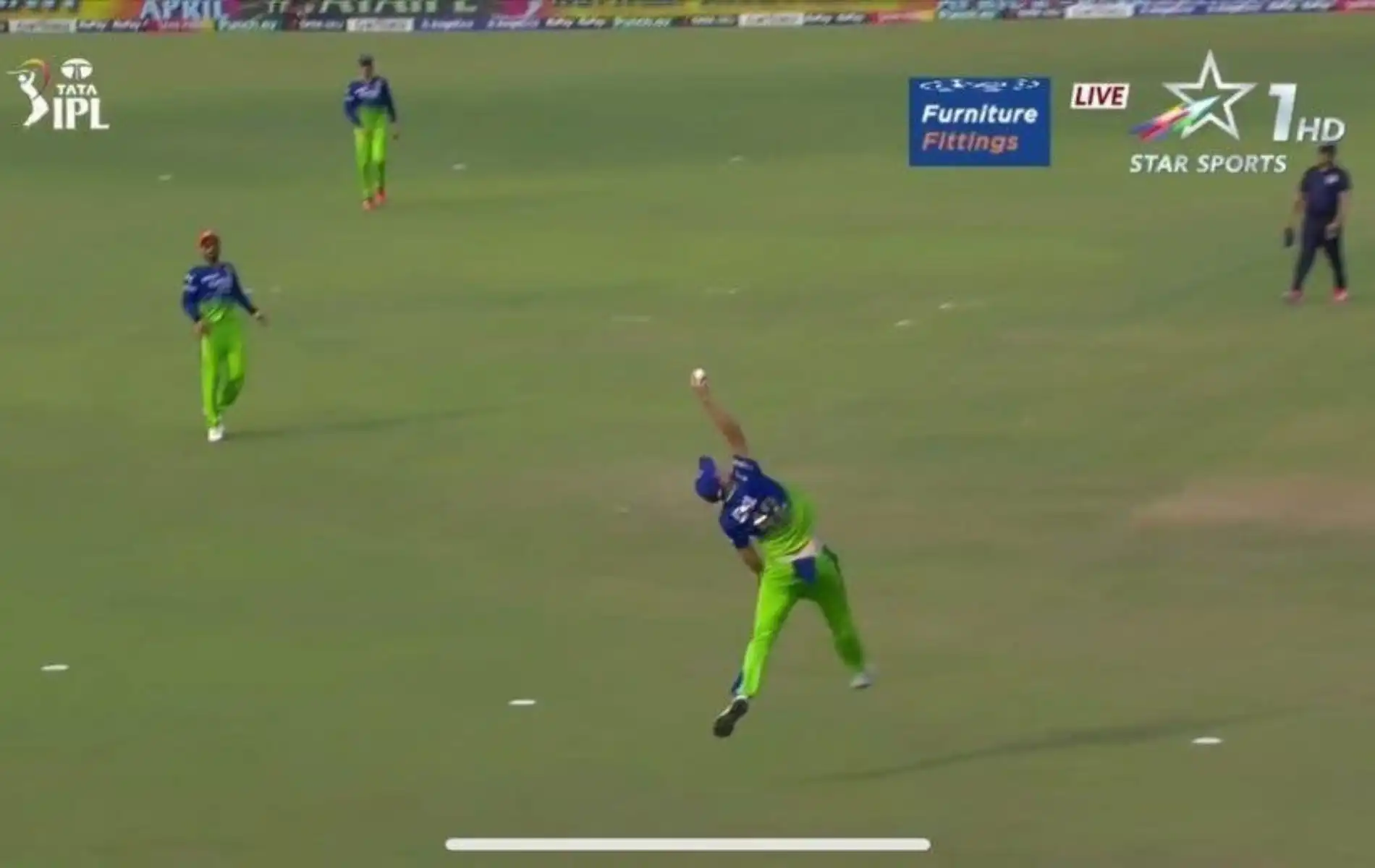 Cameron Green taking a sensational catch (x.com)