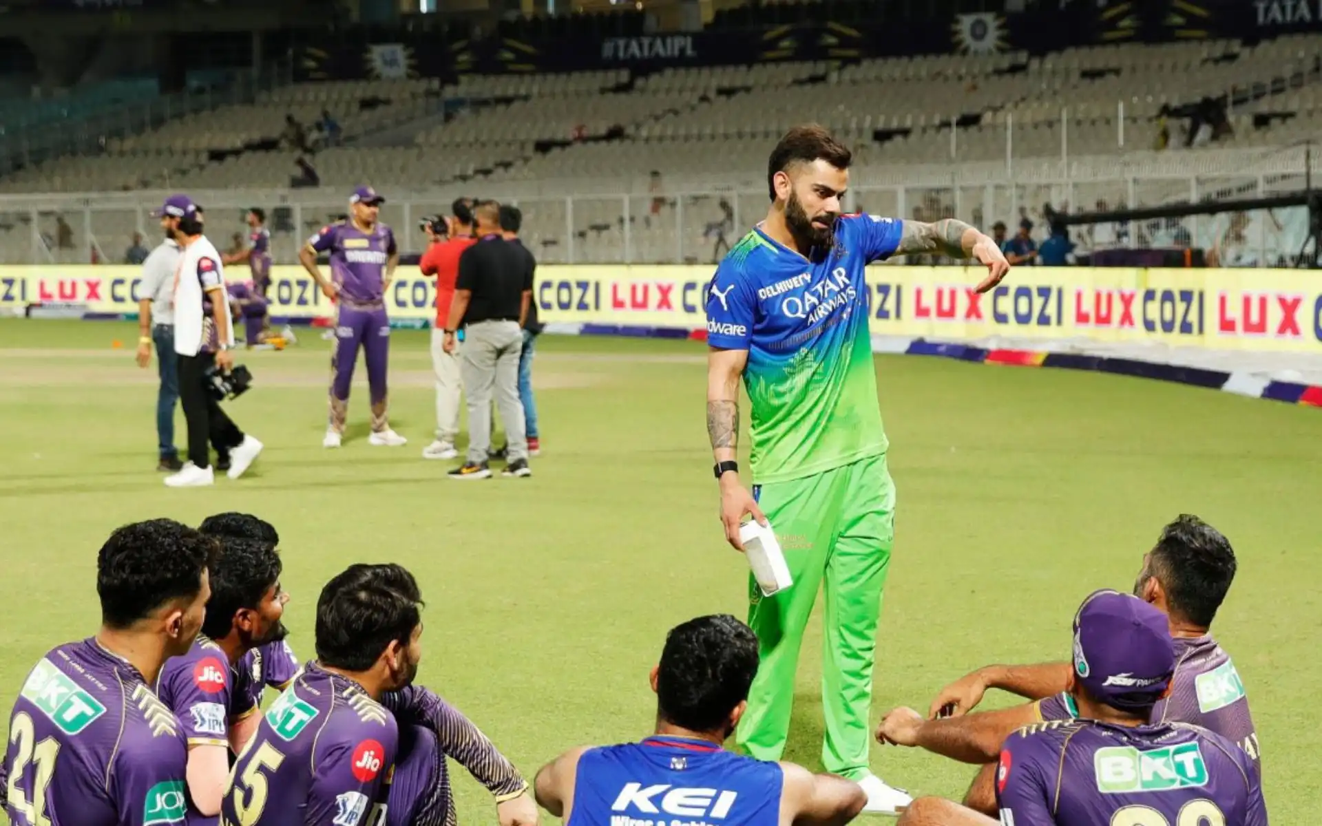 Kohli giving KKR players batting tactics (BCCI)