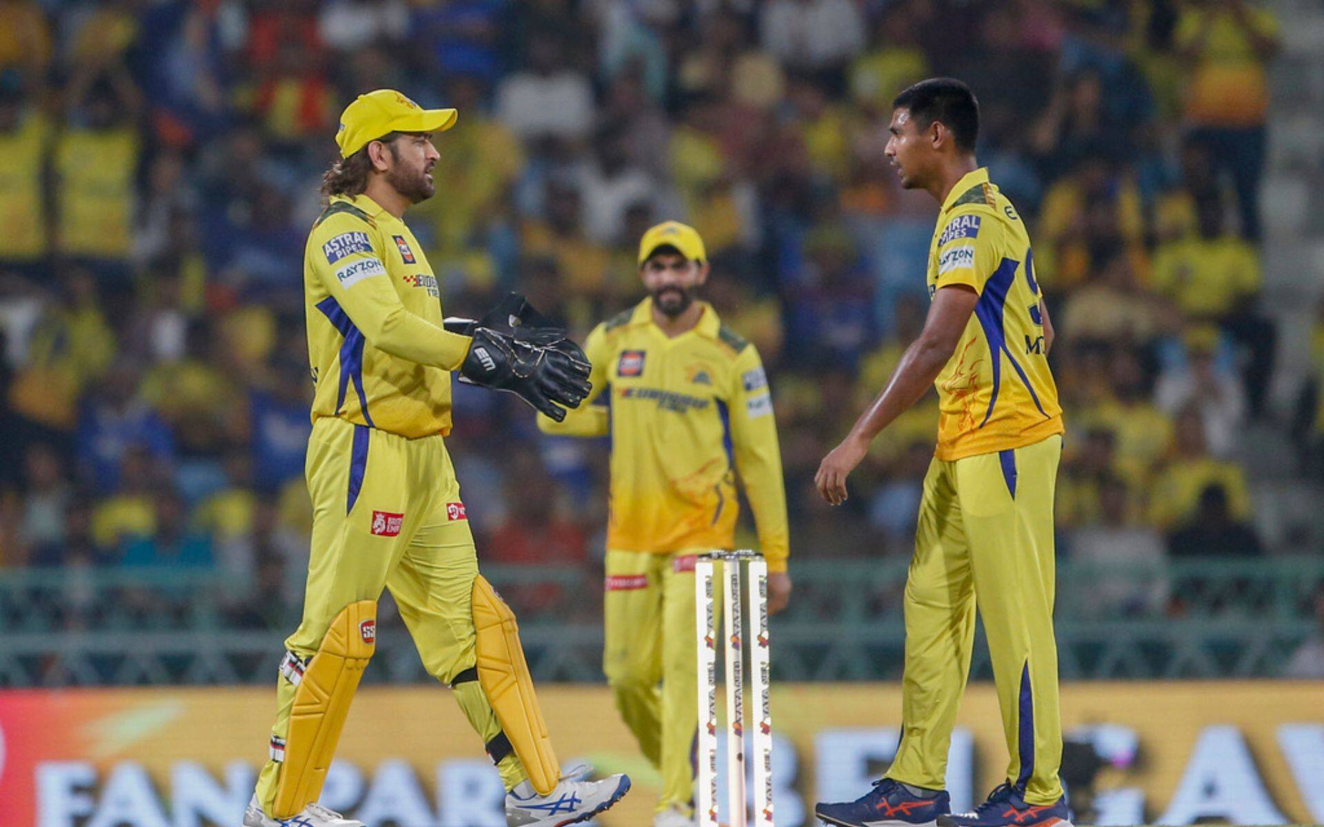 Dhoni telling CSK's bowling plans to Pathirana in IPL 2024 (AP Photo)