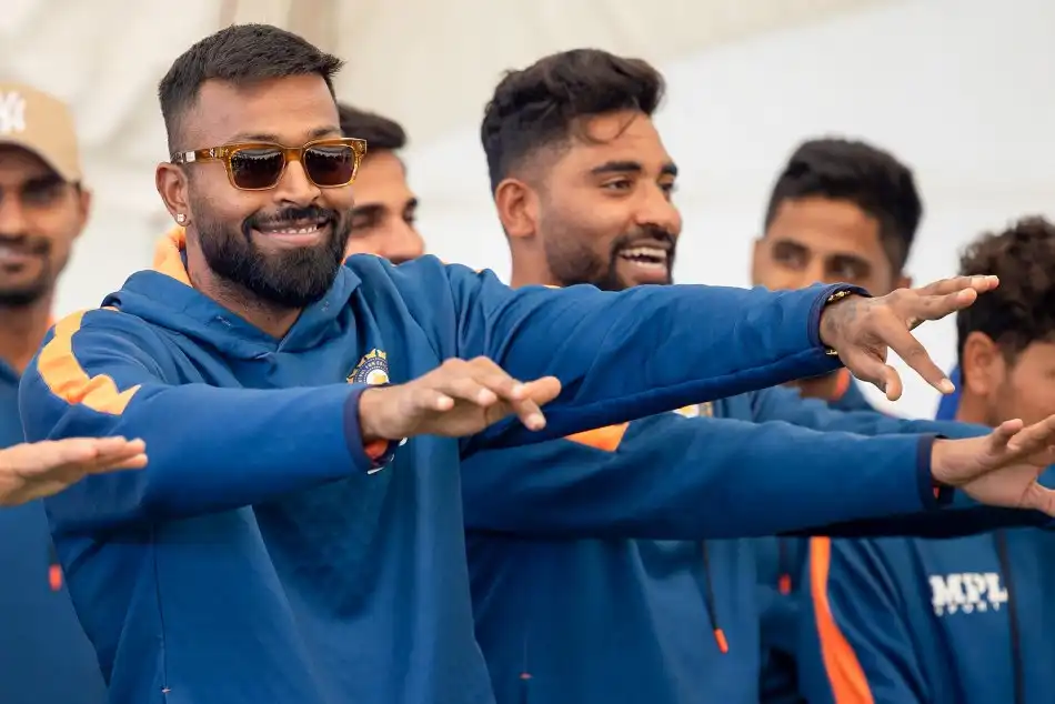 Pandya and Siraj ignored by Harbhajan (X)