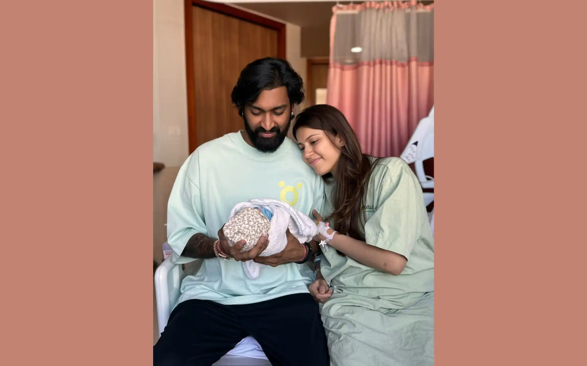 Krunal with his wife and two kids (Instagram)