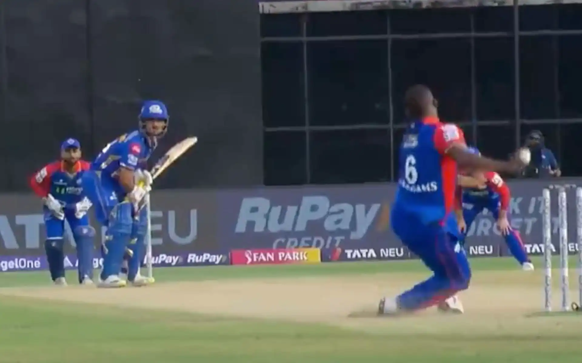 Lizaad Williams slips while bowling (X.com)