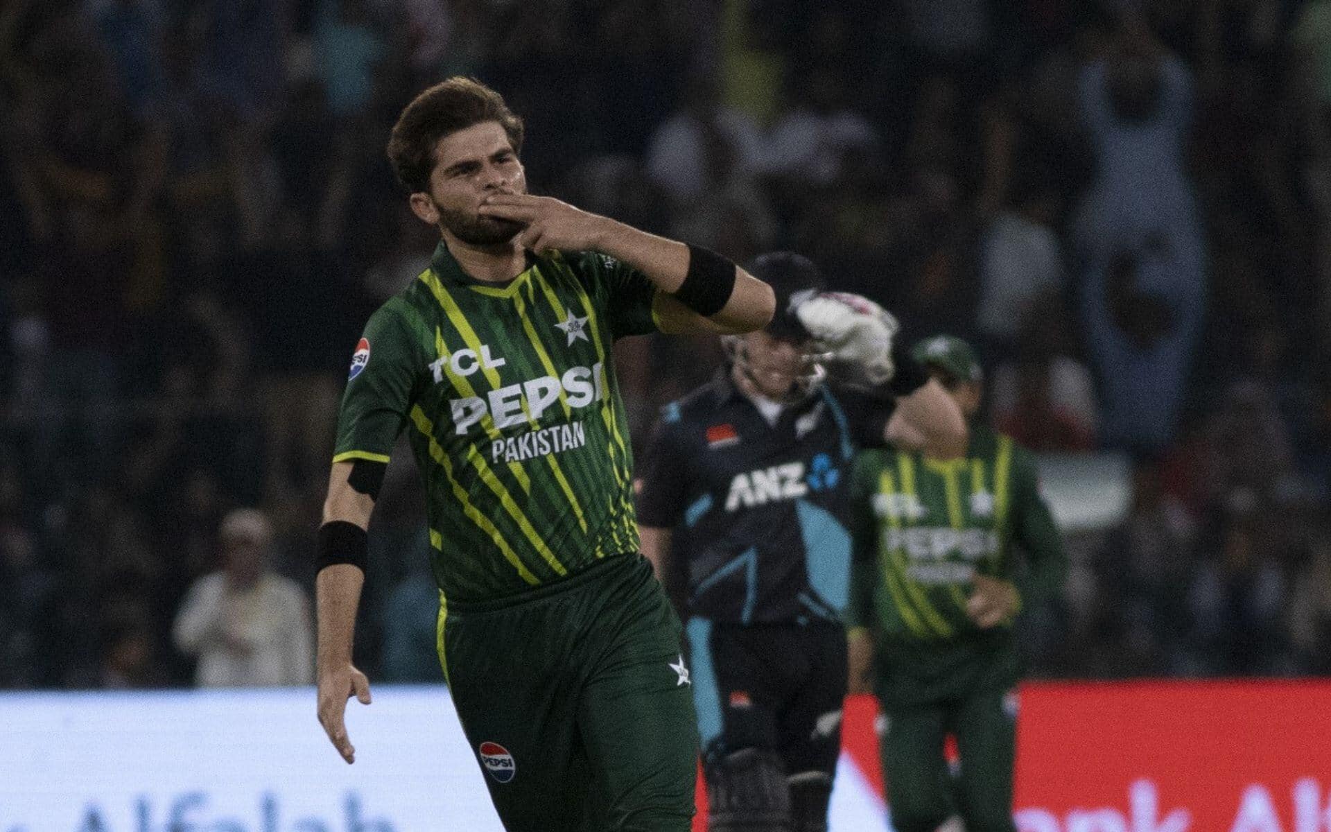Shaheen Afridi celebrating a wicket with PAK teammates in 5th T20I (PCB)