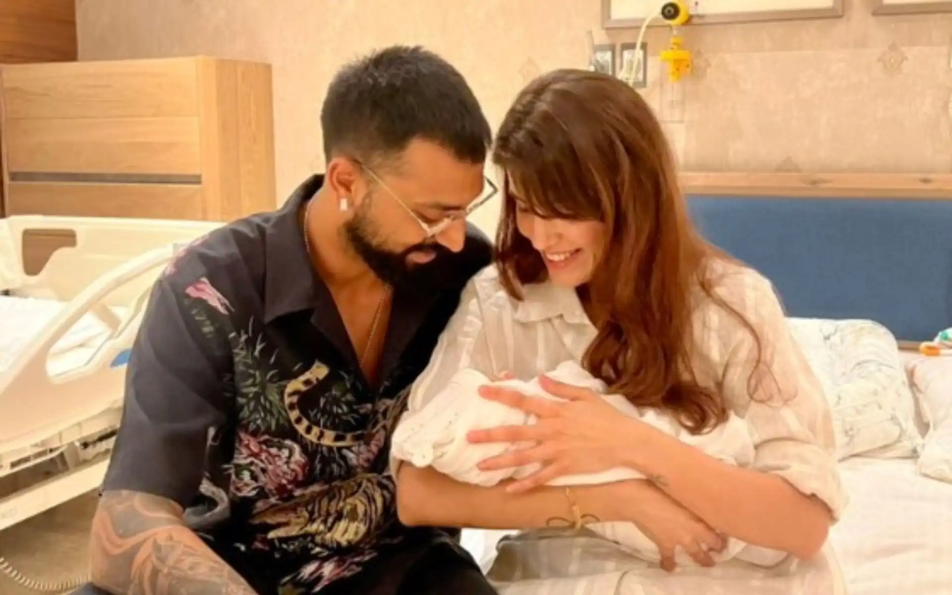 Krunal Pandya with his first son Kavir and wife Pankhuri Sharma (Twitter)