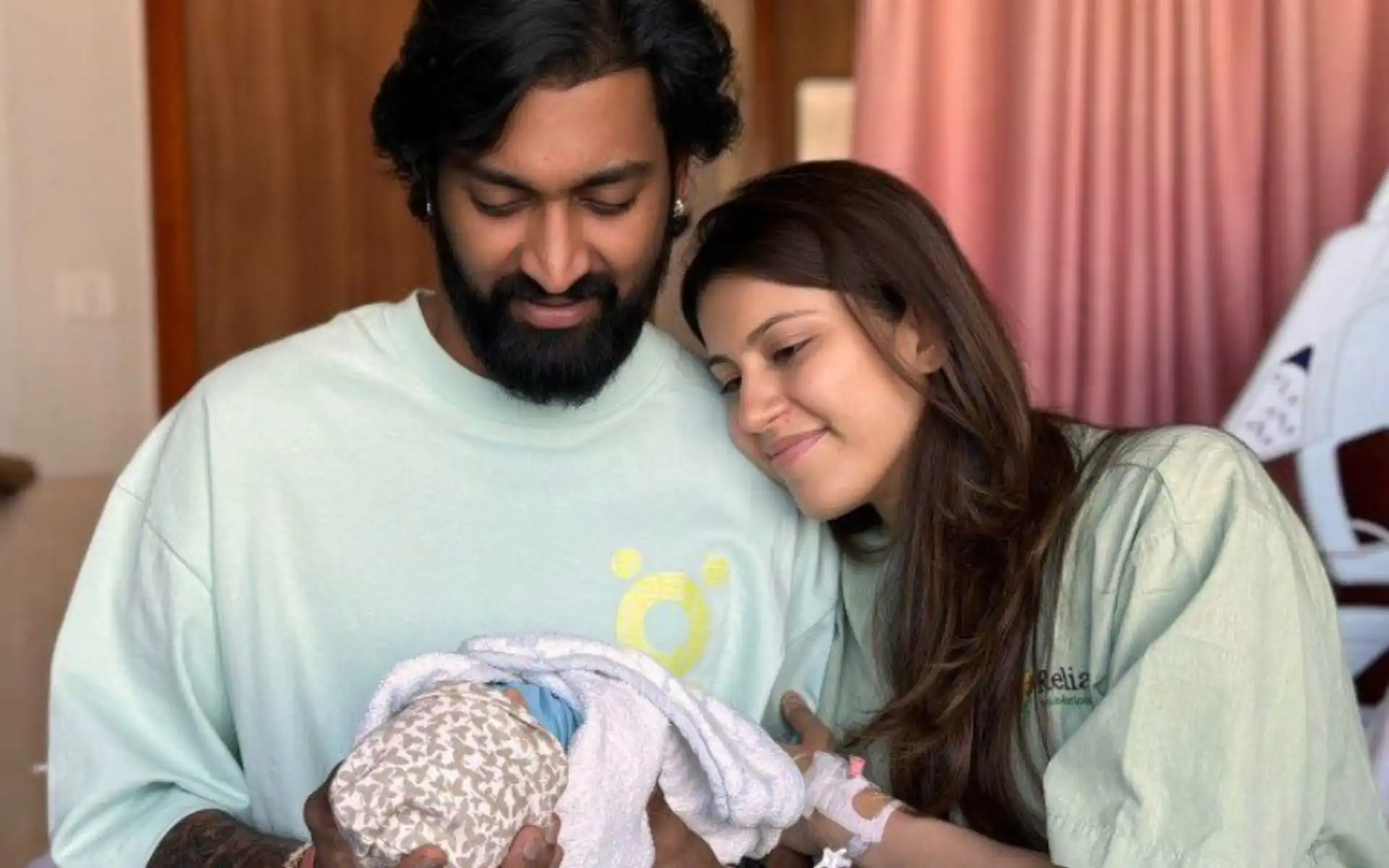 Krunal Pandya with his second son Vayu and wife Pankhuri Sharma (Twitter)