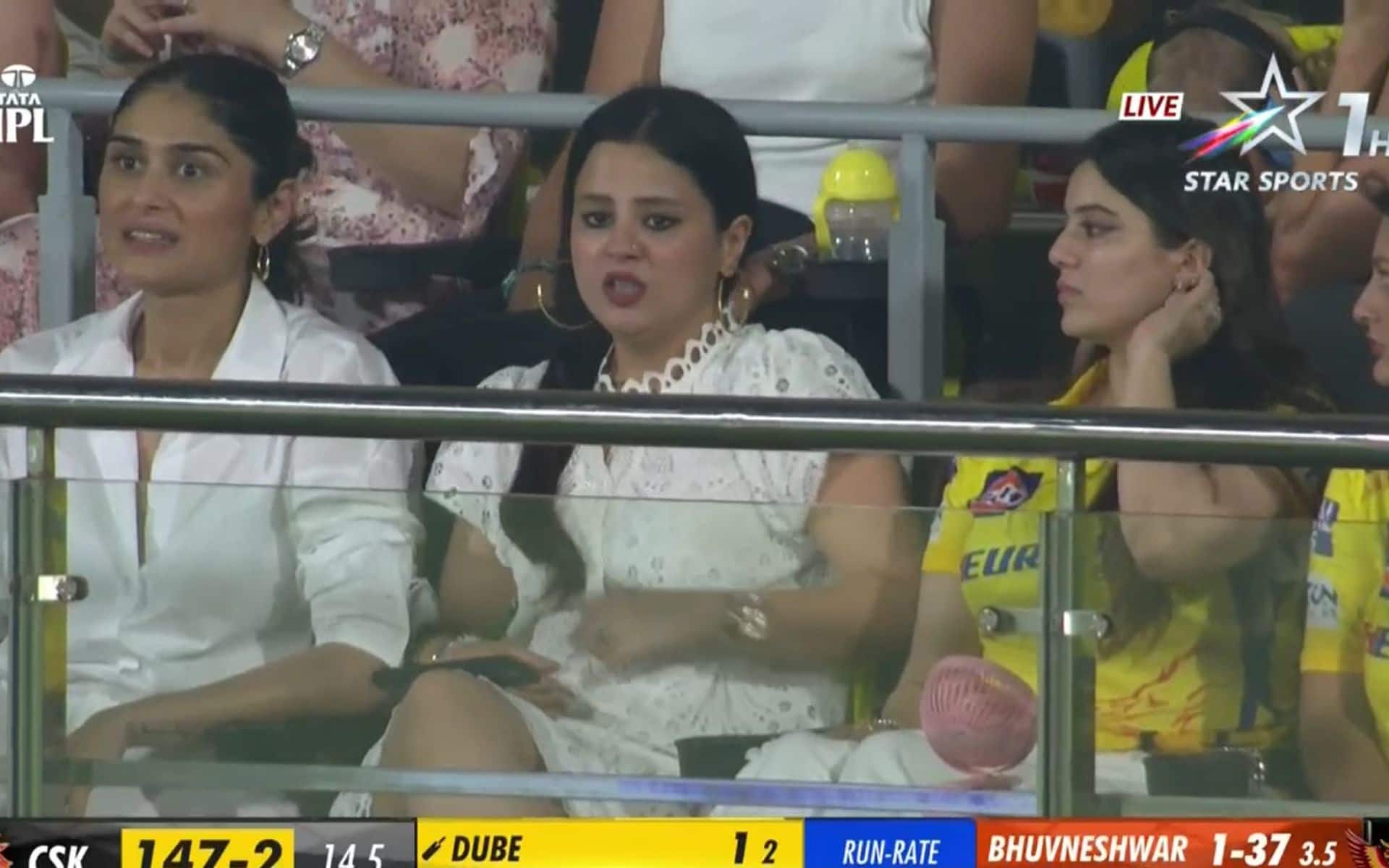 Sakshi Dhoni was one of the crowd during CSK vs SRH (x.com)