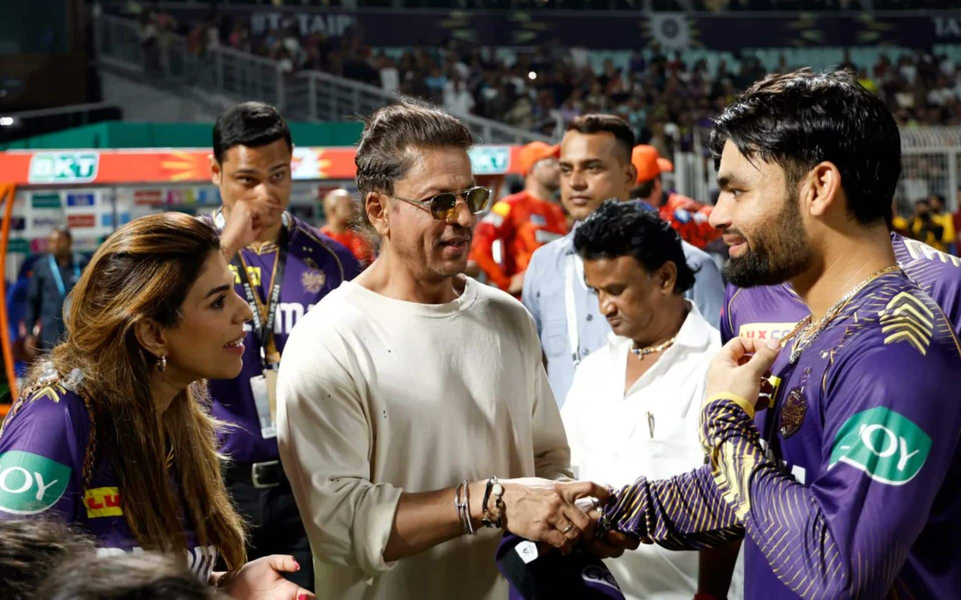 Shah Rukh Khan spends time with Rinku Singh in IPL 2024 (X.com)