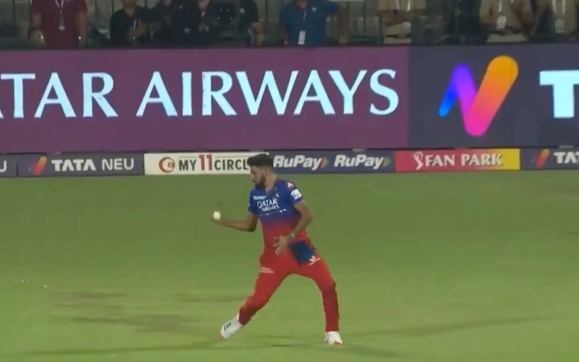 Siraj takes a juggling catch (X.com)