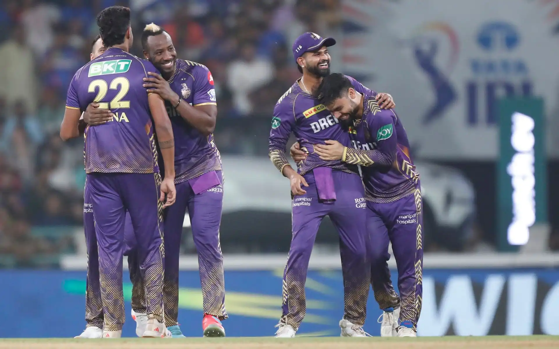 Shreyas Iyer with his teammates against LSG (X.com)