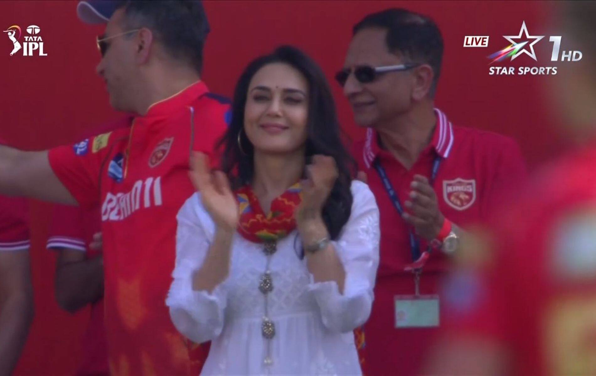 Preity Zinta was seen celebrating MS Dhoni's wicket (X)
