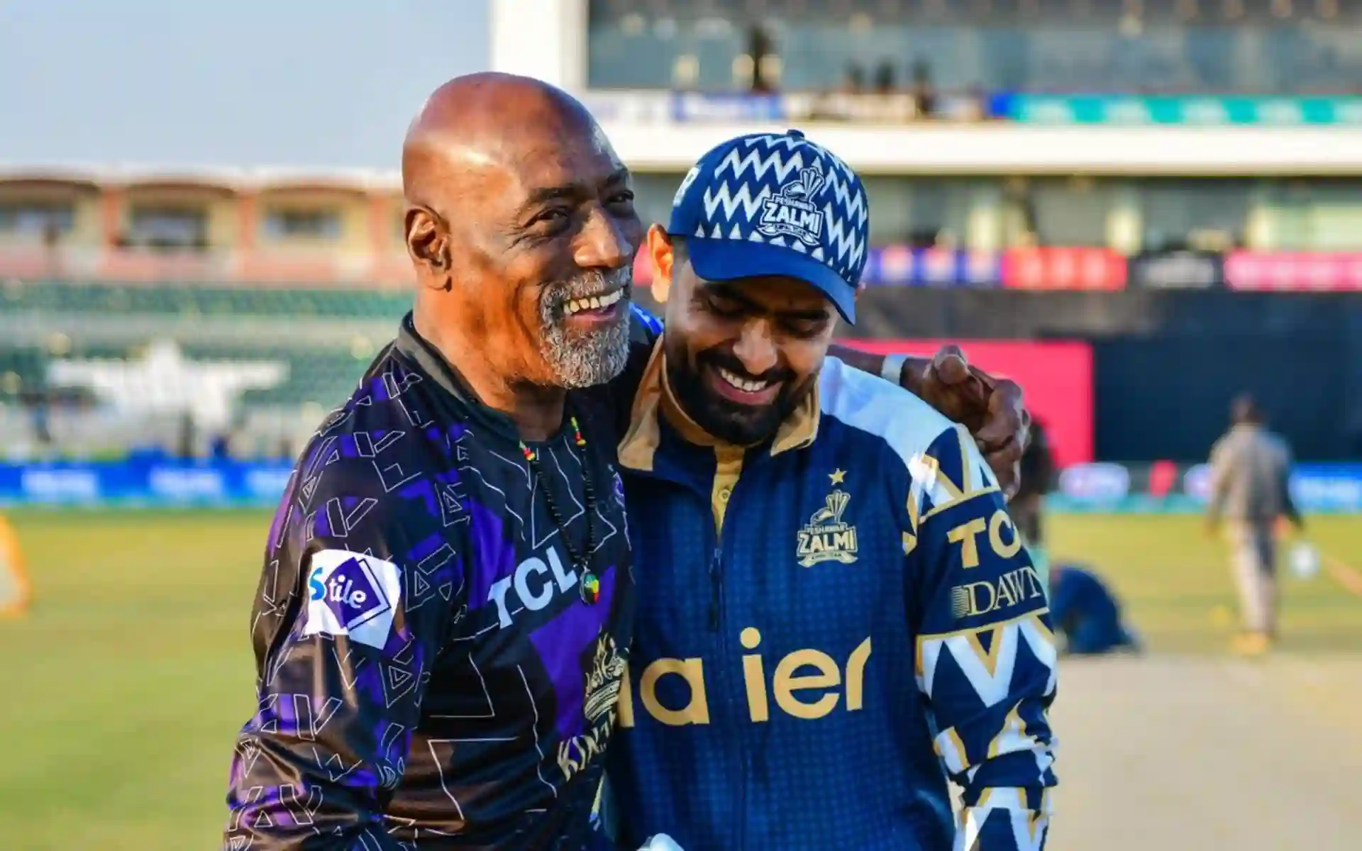Babar Azam, Viv Richards hugging during PSL (X.com)