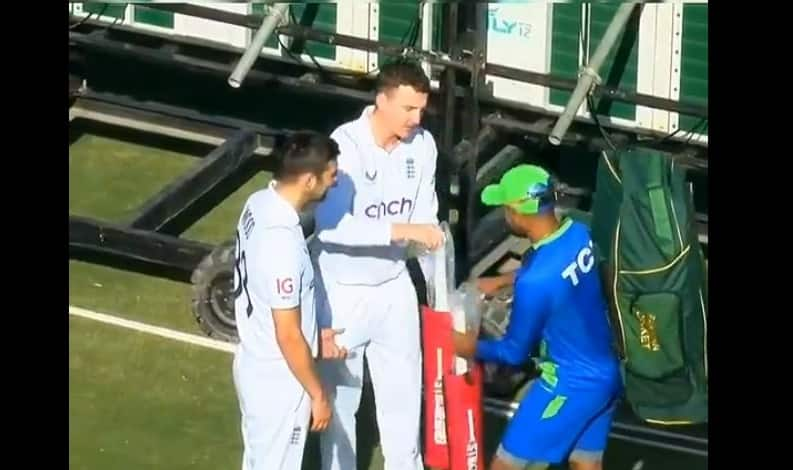 Mark Wood and Harry Brook checking Babar Azam's bat [x.com]