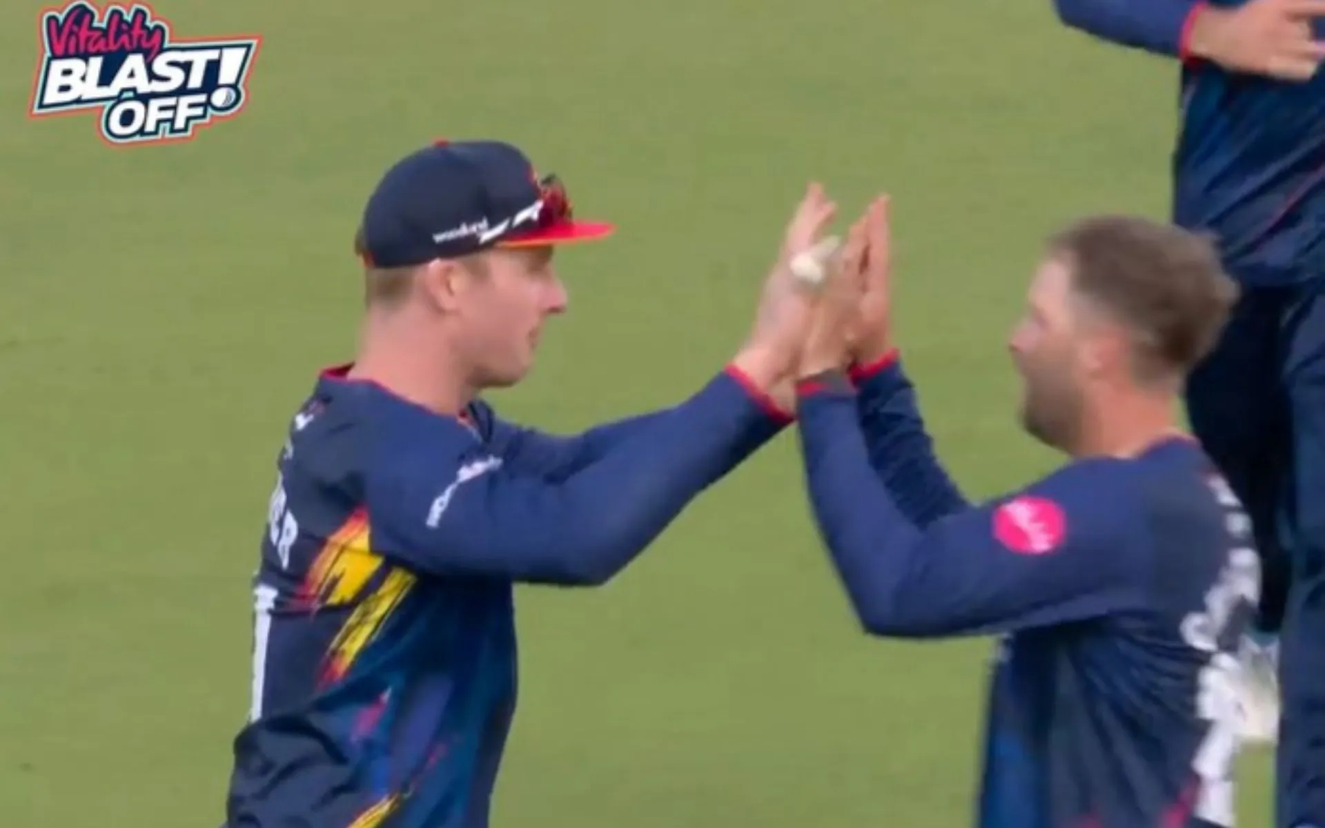 Simon Harmer celebrating with Essex teammates (x.com)