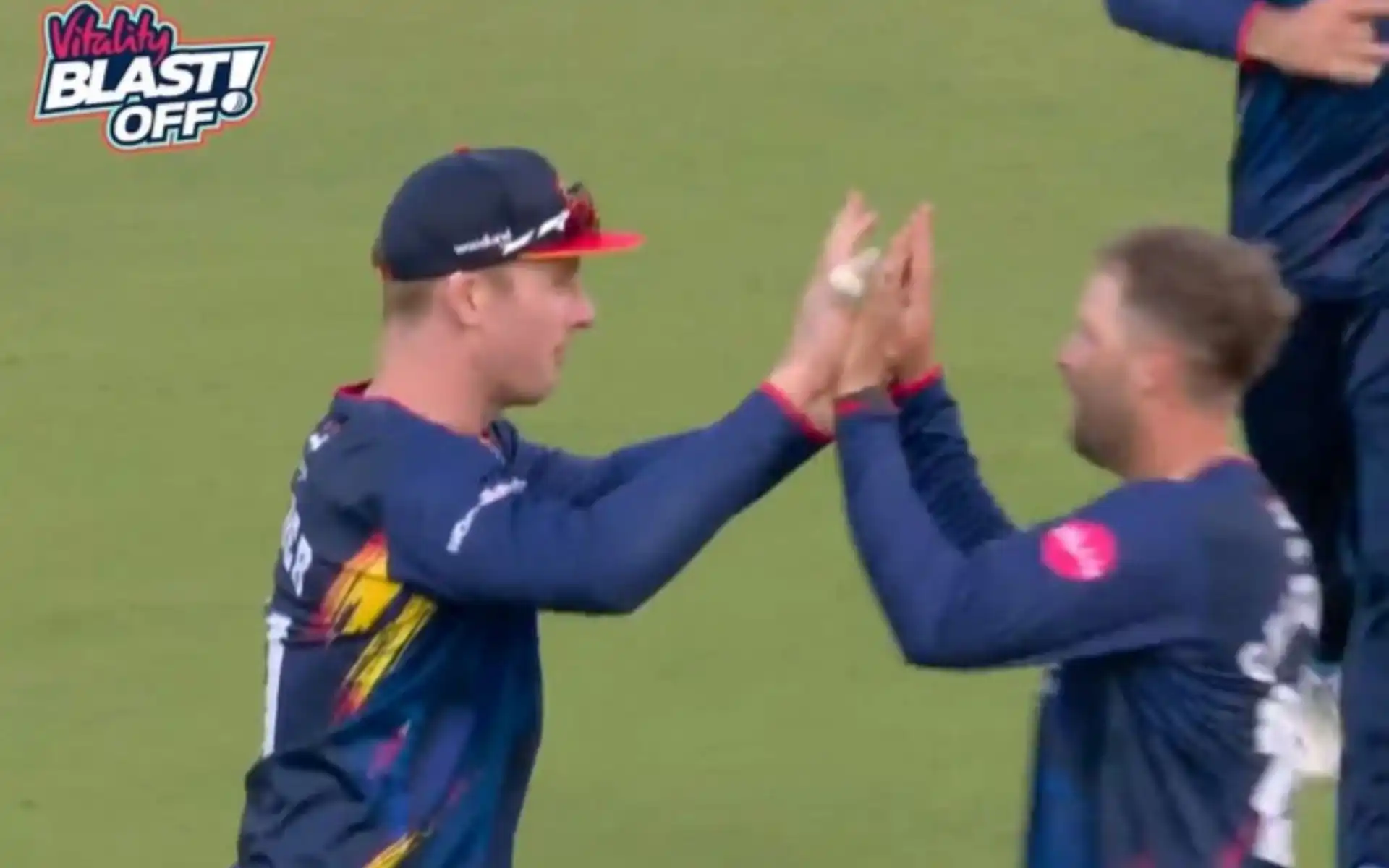 Simon Harmer celebrating with Essex teammates (x.com)
