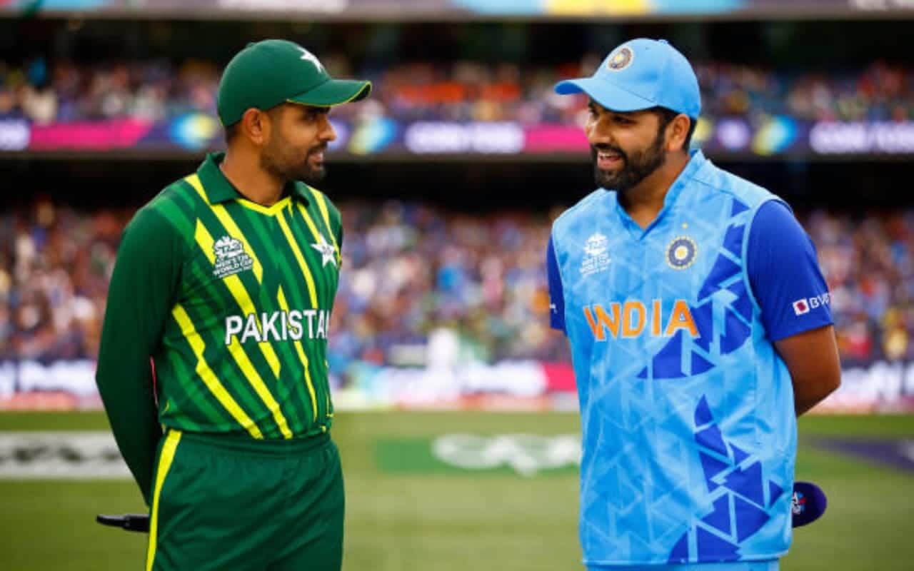 Babar Azam with Rohit Sharma in Melbourne, 2022. (x.om)