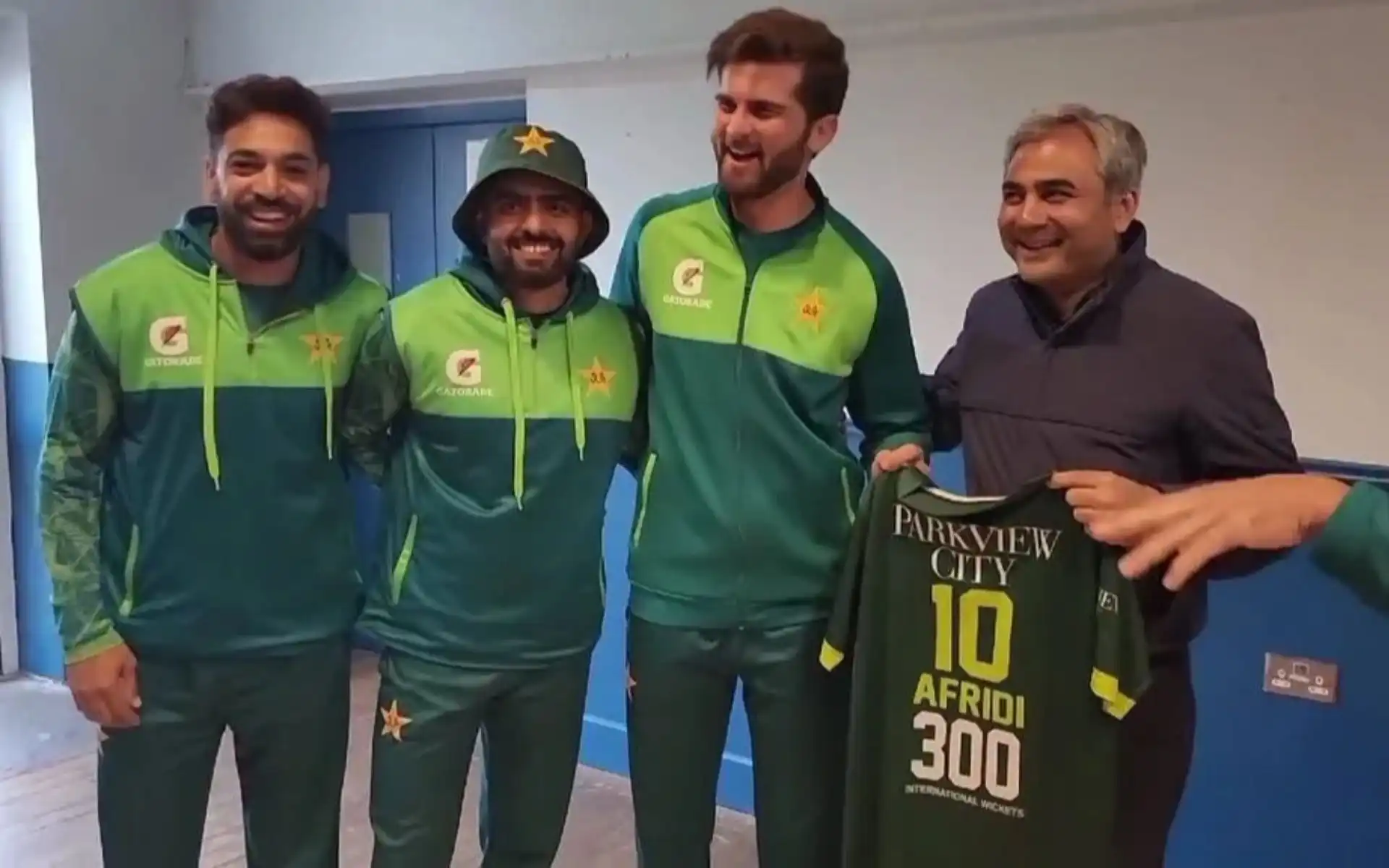 Babar Azam, Shaheen Afridi, and Haris Rauf posing with PCB chief (X.com)