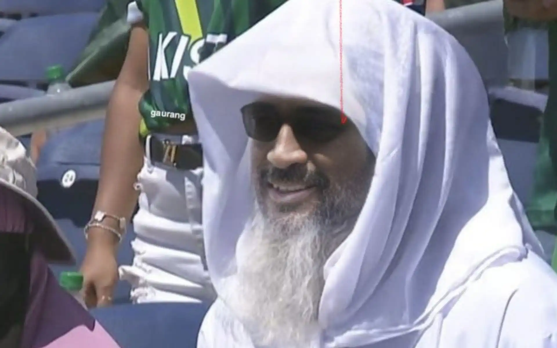 [Watch] MS Dhoni's Lookalike Spotted at PAK vs USA Clash; Internet Explodes With Viral Pics