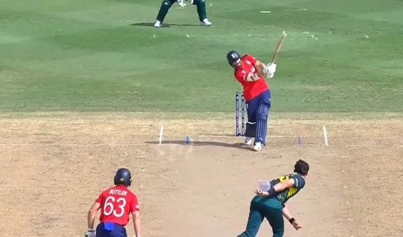 Salt smashes Starc for six [X]

