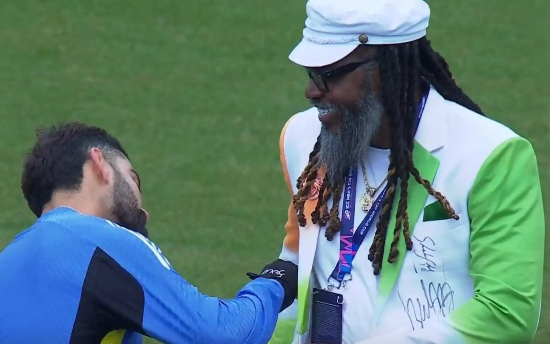 Virat Kohli checking Chris Gayle's blazer (X.com)