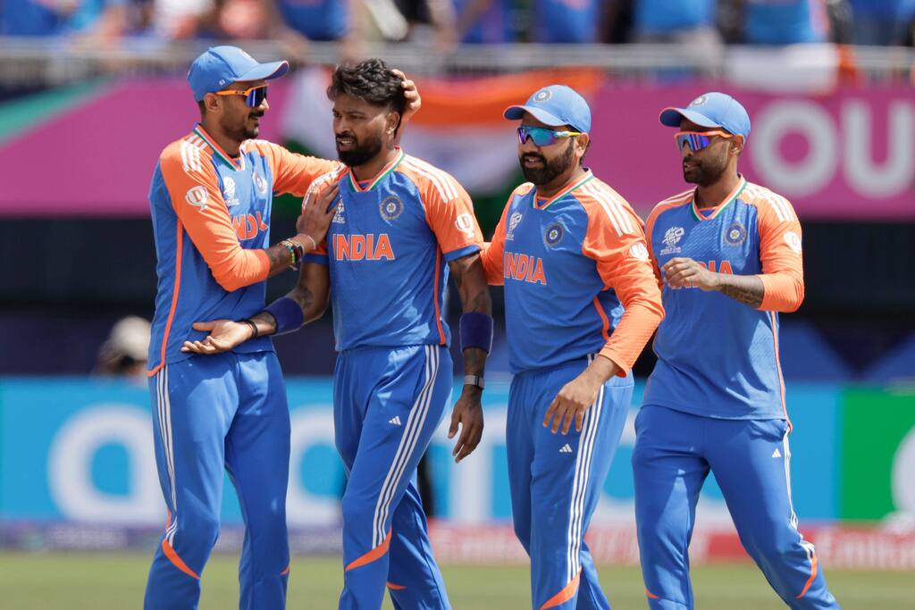 Team celebrates Fakhar's wicket (AP)
