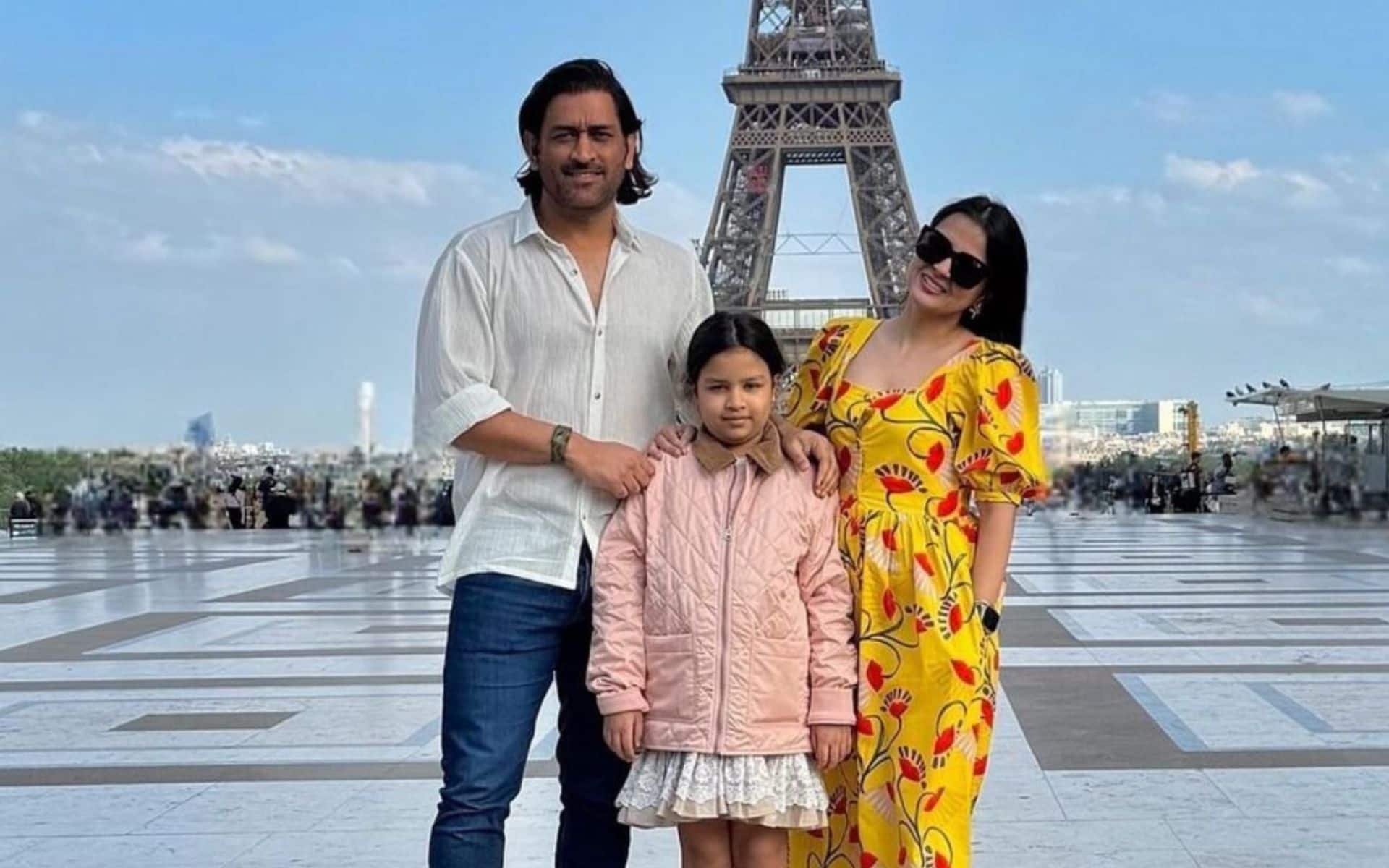 MS Dhoni wife his wife Sakshi and daughter Ziva in front of Eiffel Tower (x.com)