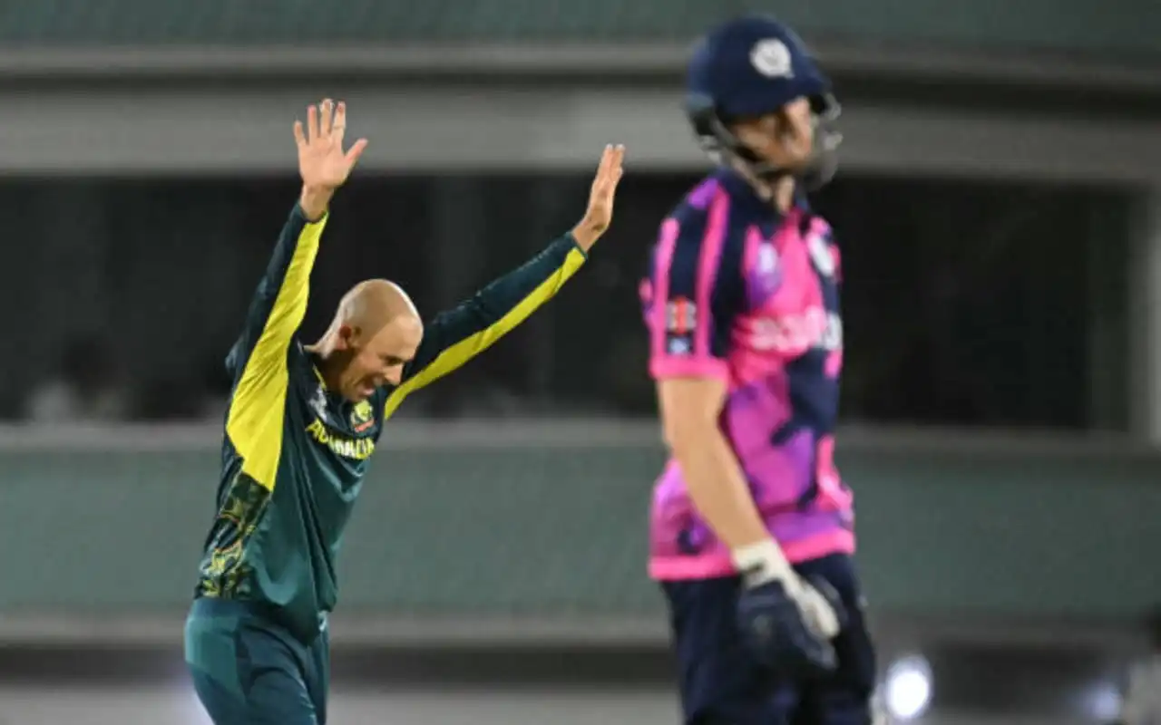 Ashton Agar dismisses Michael Jones for 2(3) [X]
