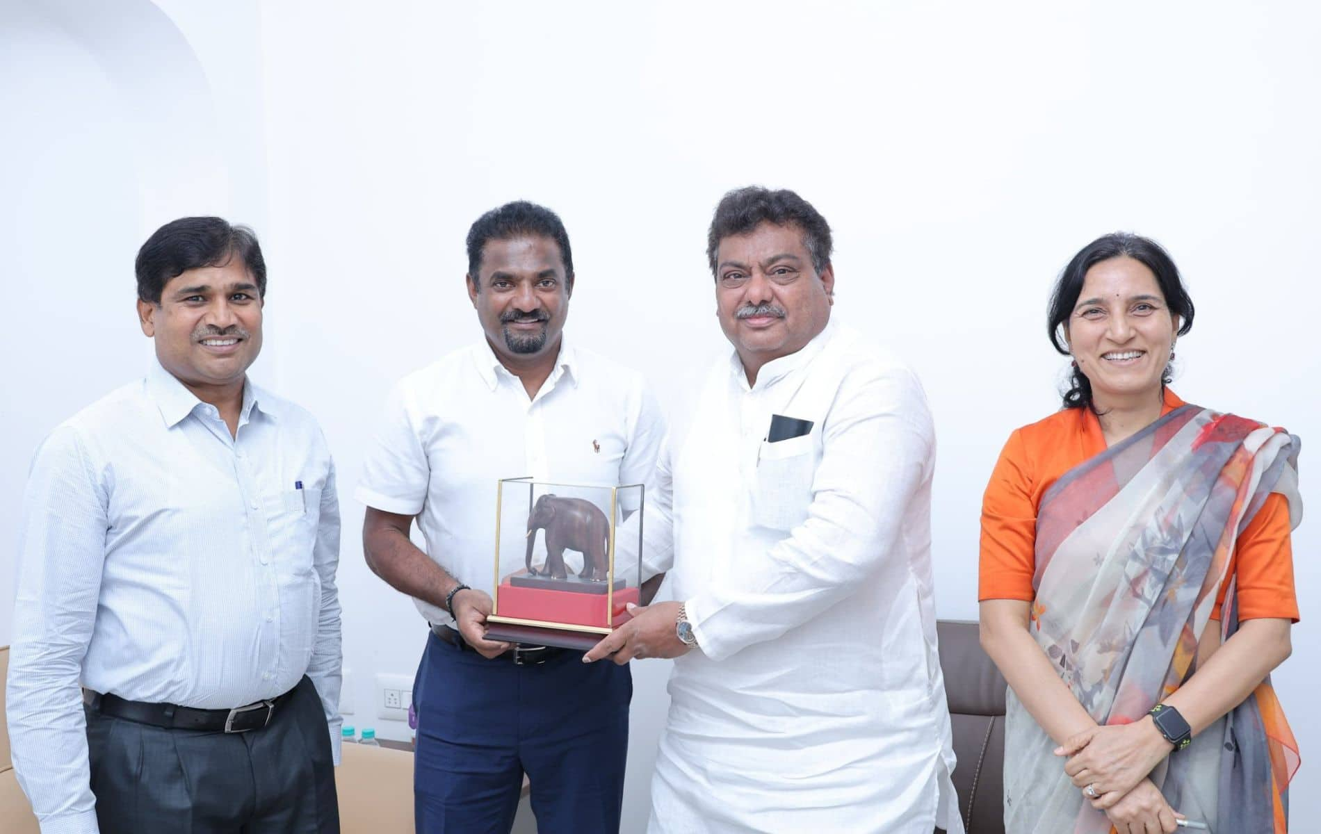 Muttiah Muralitharan with Karnataka Minister for Large & Medium Industries M B Patil (X)