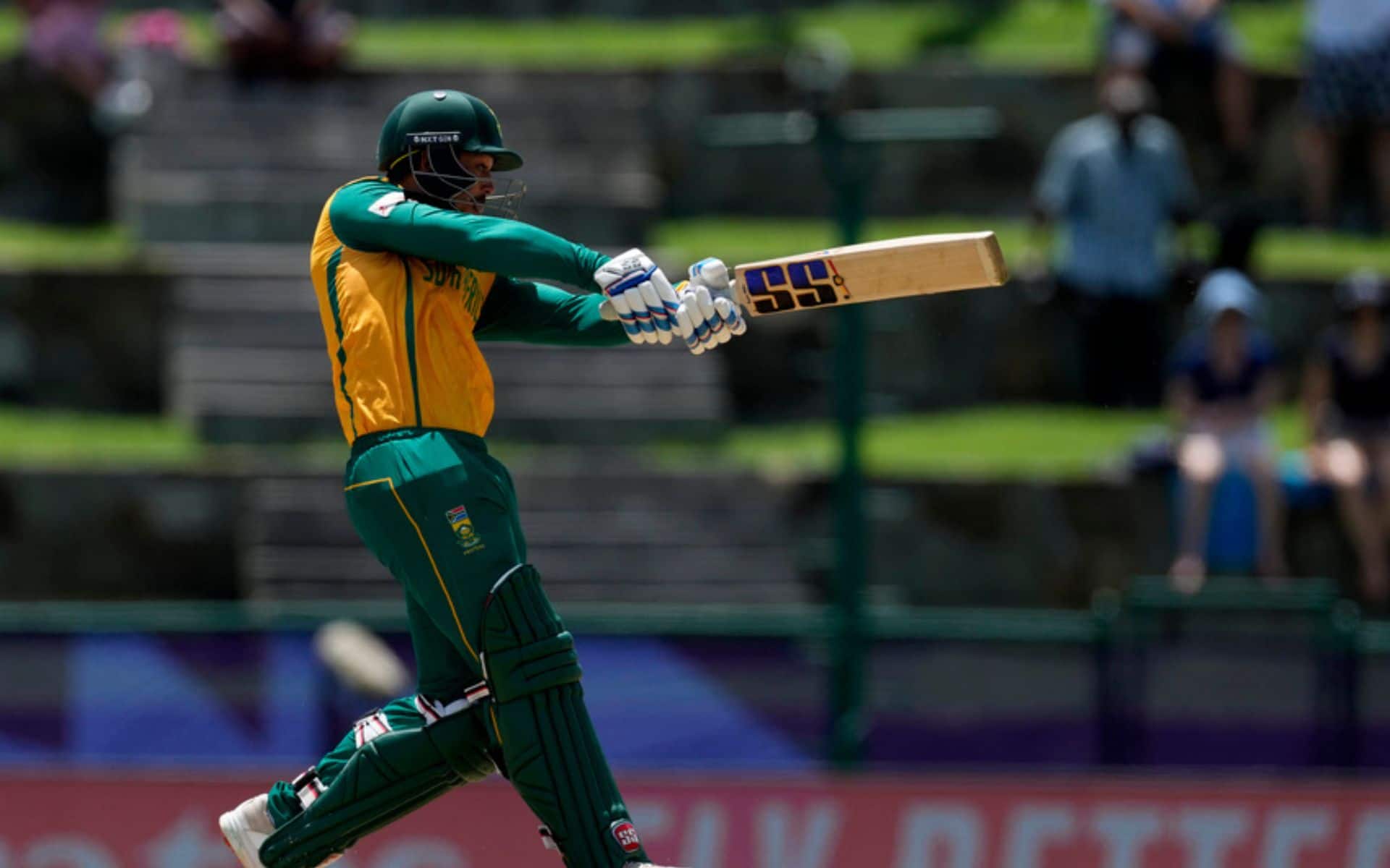 Quinton de Kock smashes Jasdeep Singh [AP]