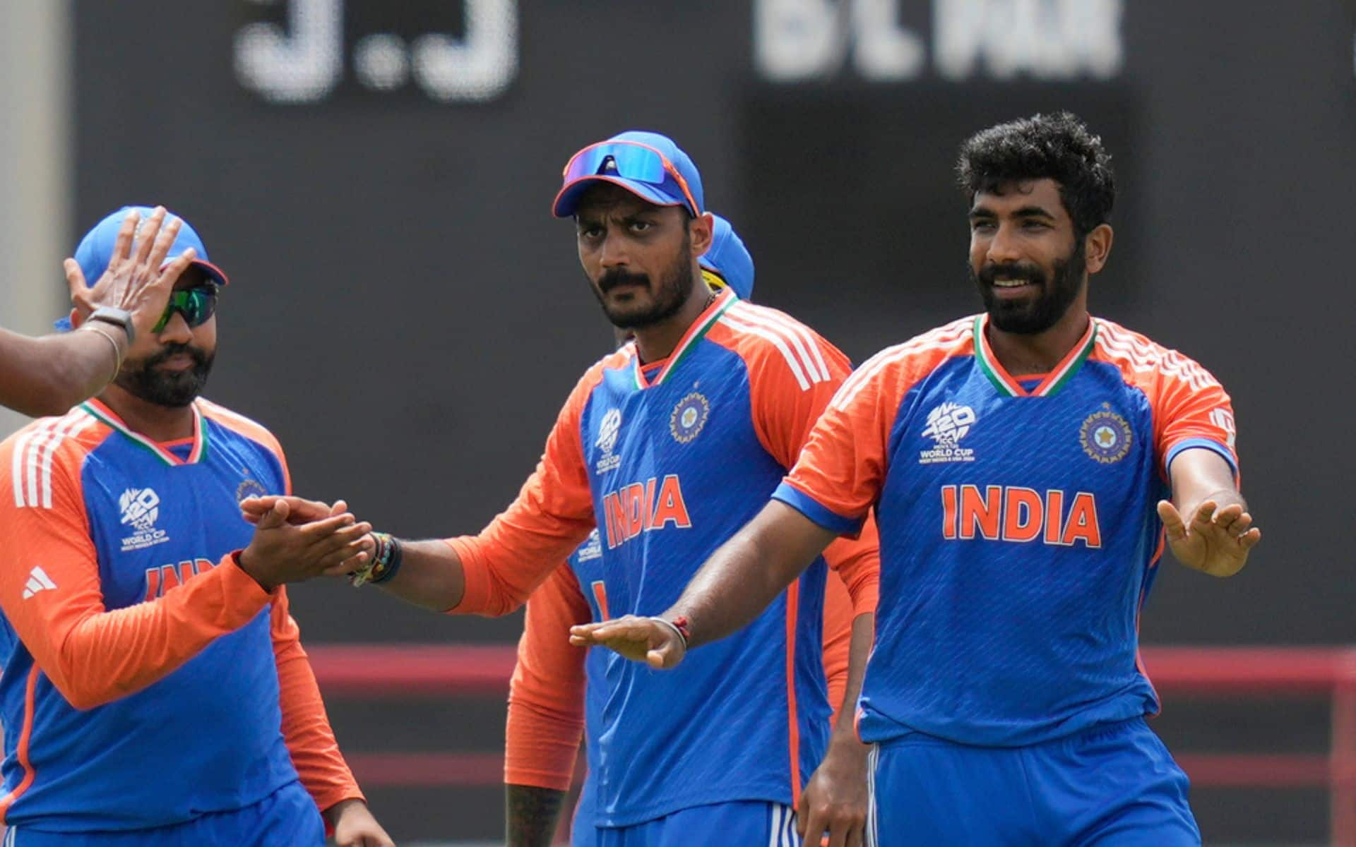  India beat Australia in St Lucia to qualify for the semi-final. (X)